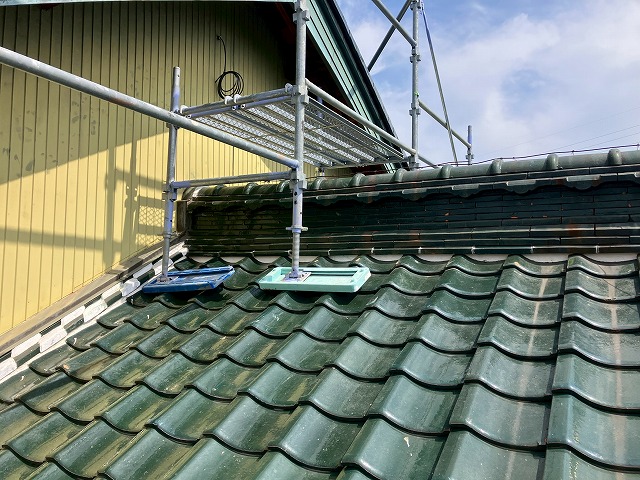 下屋根と上屋根の間に足場